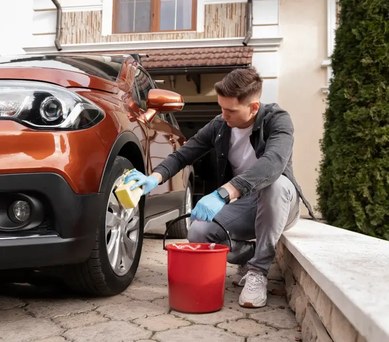 Lavage auto à domicile Bessens : professionnel intervenant sur un véhicule